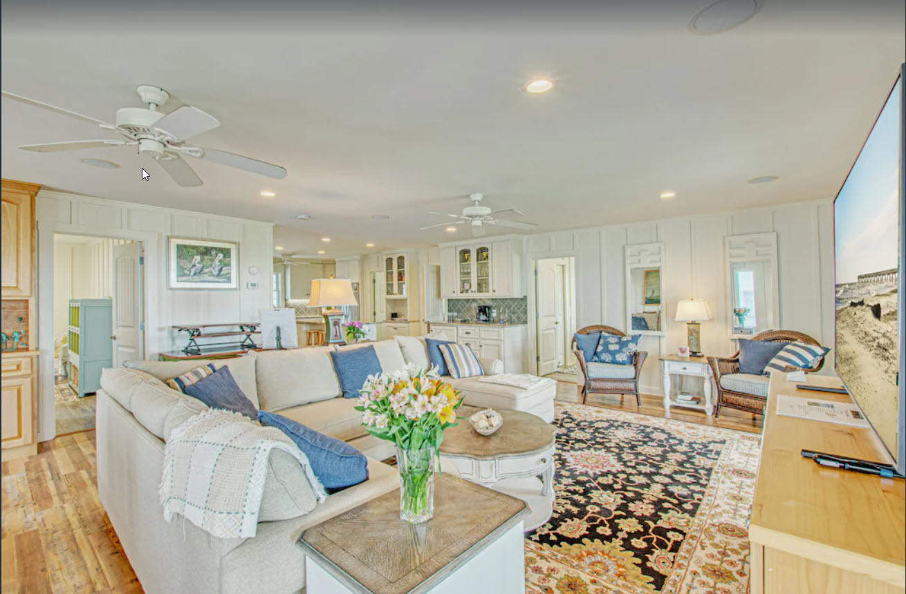 Spacious family room in Ocean Dream beach house Isle of Palms
